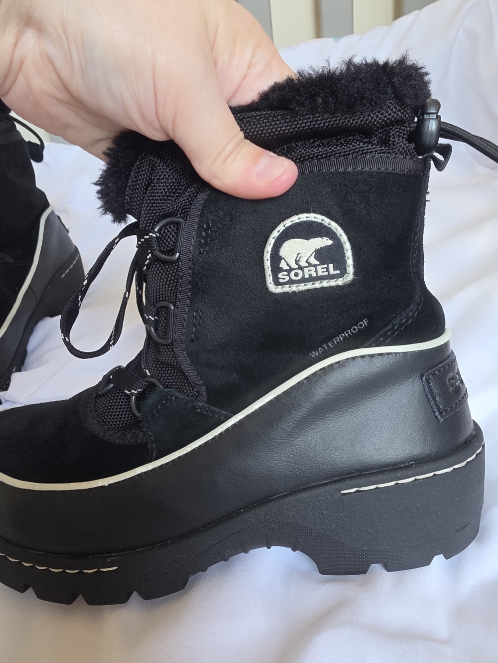 Sorel Black Kids Faux-Fur Lace-Up Winter Boots with Contrast Trim Size 3 - Picture 4 of 11